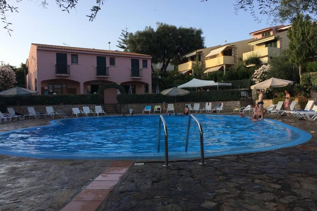 Vedere Vale Piu Di Mille Parole Badesi Exterior foto